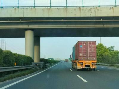 浙江省高速公路對(duì)所有上高速的集裝箱運(yùn)輸車輛實(shí)施入口稱重檢測(cè)
